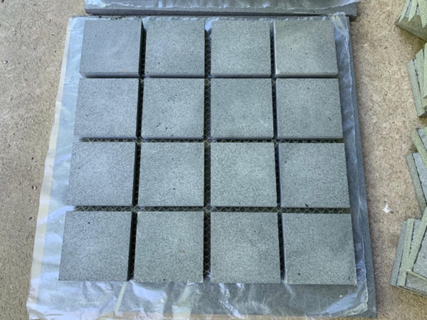 Bluestone cobblestone on mesh 100x100x30mm